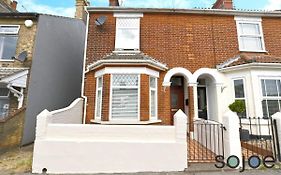 Charming And Spacious 3 Bedroom House Very Close To The Beach